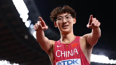 “轮椅篮球赛场，浙江健儿跌落逆境，观众共声加油，彰显地域豪情”