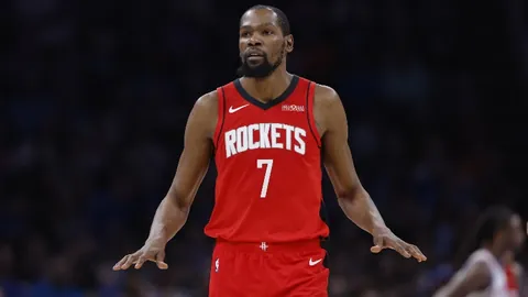 詹姆斯空中接力失手后上演飞扣逆袭得分